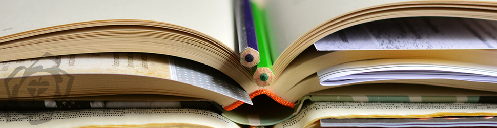 aufgeschlagene Bücher und Buntstifte