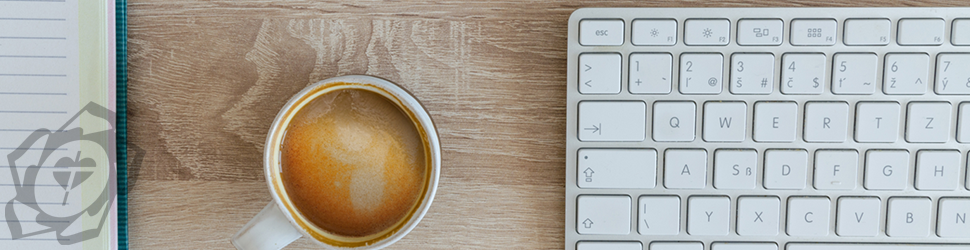 Tastatur und Kaffetasse